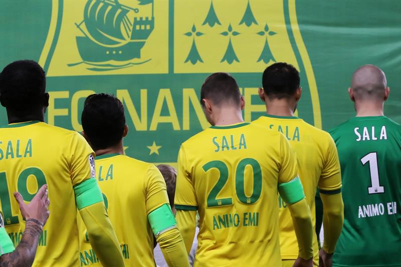 Jugadores del Nantes portaron playeras con el nombre de Emiliano Sala a manera de homenaje