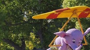 Un par de elefantes juguetones disfrutan del Desfile de las Rosas en Pasadena. (@NMFinancial)