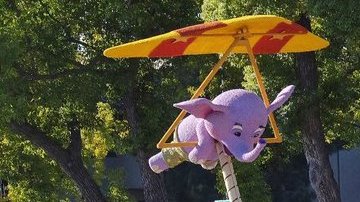 Un par de elefantes juguetones disfrutan del Desfile de las Rosas en Pasadena. (@NMFinancial)