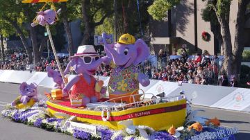 Un par de elefantes juguetones disfrutan del Desfile de las Rosas en Pasadena. (@NMFinancial)