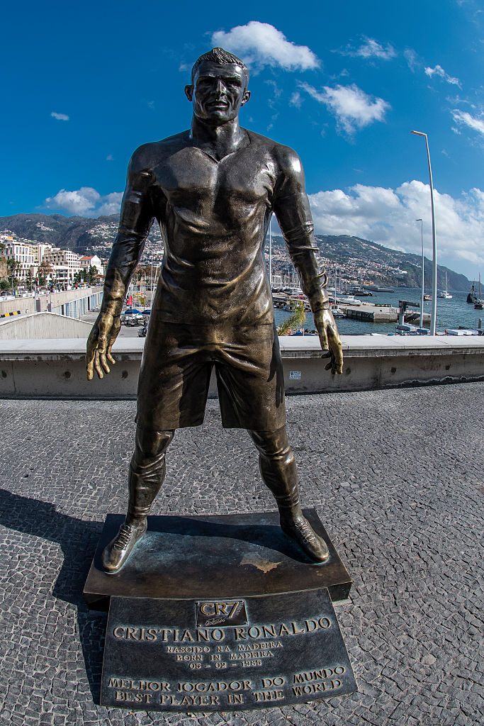 La Estatua De Cristiano Ronaldo Que Atrae Turistas Por Sus Enormes Partes Ntimas La Opini N