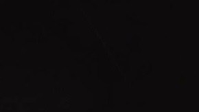 Imágenes captadas en el lugar muestran una tractomula volcada y envuelta completamente en llamas.