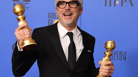 Alfonso Cuarón con sus premios en los Golden Globes 2019