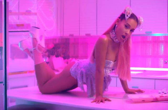 capacidad Autonomía juego Ariana Grande incendia Instagram con su sexy lencería de encaje rosa - La  Opinión