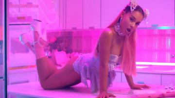 Ariana Grande en su video musical, "7 rings"