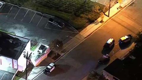 Imagen del lugar del tiroteo. (@NBCLA)