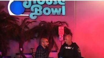 La policia afuera del local