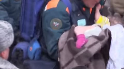 Bebé viva en edificio colapsado Rusia