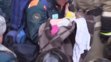 Bebé viva en edificio colapsado Rusia