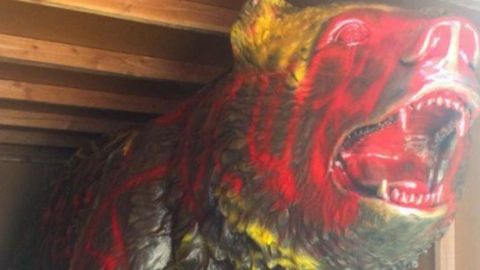 La estatua de la mascota de UCLA sufrió daños por $15,000 dólares a causa del vandalism. (@CBSLosAngeles)