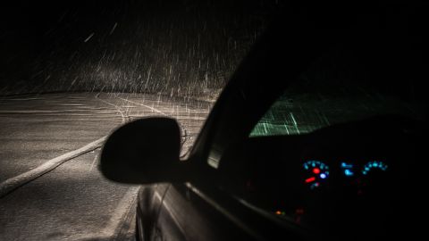 Cargar el auto con gasolina es un lujo que estos empleados federales sin paga no se pueden dar