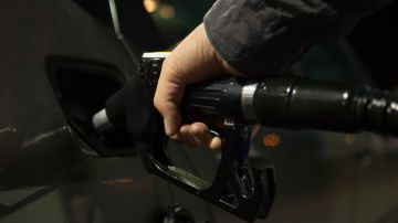 Los precios de la gasolina en el sur de California han bajado hasta un mínimo de $3.20.