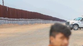 En fotografías, se puede ver a mujeres, niños, hombres y adolescentes cargando sus pertenencias en bolsas y mochilas que llevan en la espalda.
