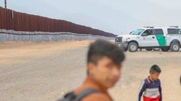 En fotografías, se puede ver a mujeres, niños, hombres y adolescentes cargando sus pertenencias en bolsas y mochilas que llevan en la espalda.