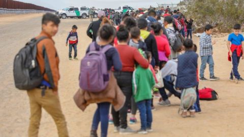 En fotografías, se puede ver a mujeres, niños, hombres y adolescentes cargando sus pertenencias en bolsas y mochilas que llevan en la espalda.