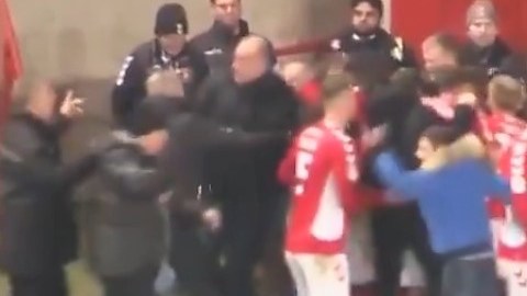 Los jugadores del Charlton festejan el gol en tiempo de compensación ante el Accrington.