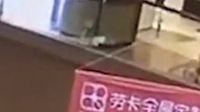 Arroja a niña de tercer piso de centro comercial