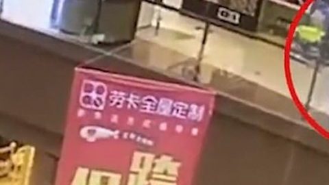 Arroja a niña de tercer piso de centro comercial