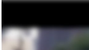 Chofer ayuda a cruzar calle a invidentes