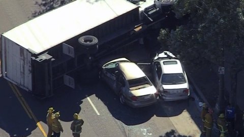 Varias personas quedaron atrapadas dentro de los autos tras el choque en Boyle Heights. (@NBCLA)