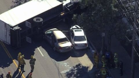 Varias personas quedaron atrapadas dentro de los autos tras el choque en Boyle Heights. (@NBCLA)