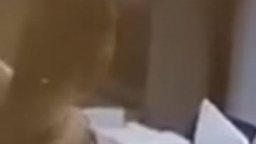 Striptease empleado banco préstamo