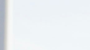 Carrie Walls muestra los dos premios: un auto y $100 mil dólares.