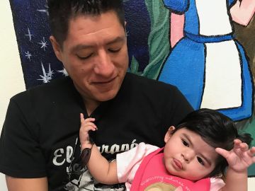 Daniel Macario Centeno con su hijo Axel quien sufre de síndrome de Goldehar. (foto suministrada).