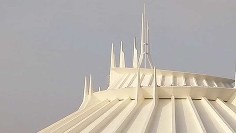 La popular atracción permanecía cerrada este jueves después de que in hombre se salió de su asiento en medio del recorrido de la montaña rusa. (@ABC7)