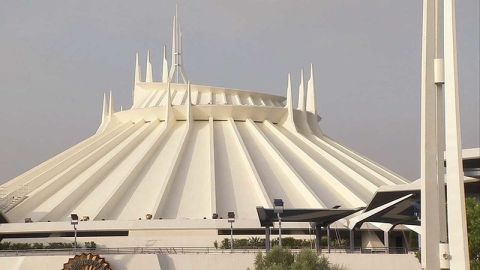 La popular atracción permanecía cerrada este jueves después de que in hombre se salió de su asiento en medio del recorrido de la montaña rusa. (@ABC7)