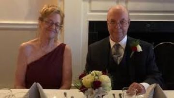 El amor de esta pareja siguió vivo al reunirse después de 57 años.