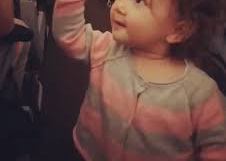 Una niña conquista con su buen humor.