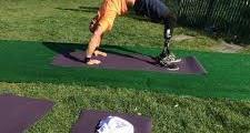 Dan Nevins practica yoga al aire libre.