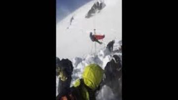 Avalancha de nieve arrastra a un niño de 12 años que consigue sobrevivir.