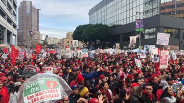 En el segundo día de huelga más de 10.000 personas se reunieron frente al edificio de la Asociación de Escuelas Chárter de California en el centro de Los Ángeles. (@UTLANow)