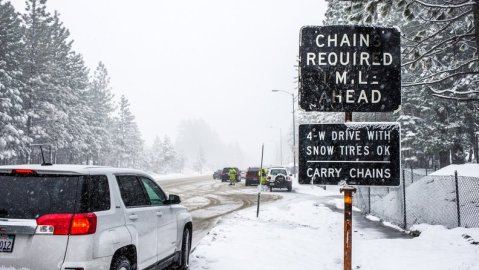 Hay advertencia de nevadas y ventiscas en California.