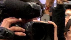 Sindy Flores abraza fuerte a Juliet a quien dejó de ver un mes. / foto:  cortesía de Farida Jhabvala Romero/KQED.