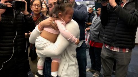 Sindy Flores abraza fuerte a Juliet a quien dejó de ver un mes. / foto:  cortesía de Farida Jhabvala Romero/KQED.