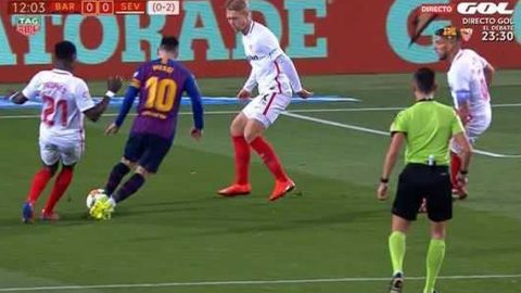 Lionel Messi provocó un penalti polémico ante el Sevilla.