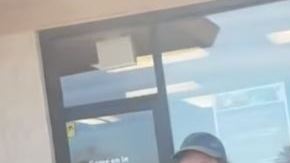 Cliente regala auto empleada McDonald's