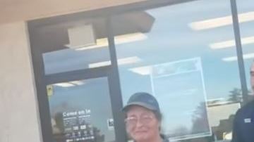 Cliente regala auto empleada McDonald's