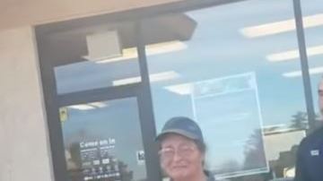 Cliente regala auto empleada McDonald's