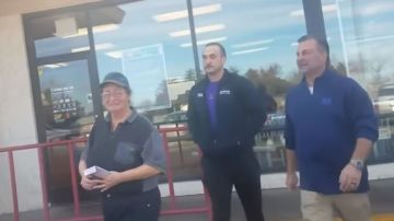 Cliente regala auto empleada McDonald's