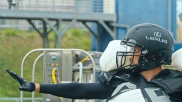 Matt Leinart, ex  jugador de la NFL, participa en el comercial de Lexus para el Super Bowl