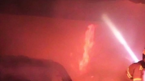 Al menos siete autos fueron incendiados. (@ABC7)