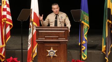 Los Angeles County Sheriff Alex Villanueva durante una rueda de prensa.
