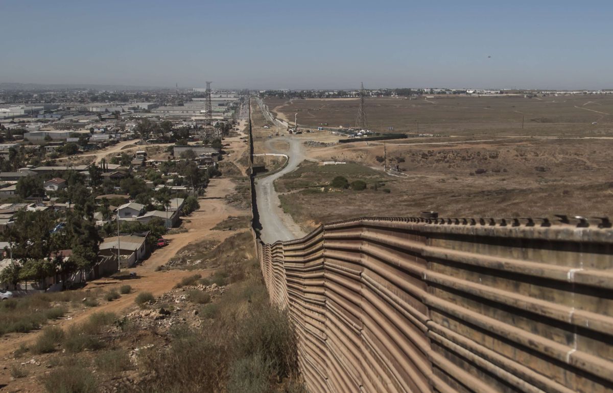 Los fondos serán desviados ahora a la construcción de 128 kilómetros de muro en la frontera con México.