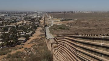 Trump insiste en invertir milles de millones en la frontera con un muro de acero.
