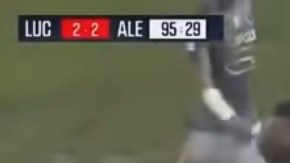 Giancarlo Favarin le propinó un brutal cabezazo a un auxiliar del equipo rival