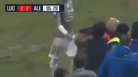 Giancarlo Favarin le propinó un brutal cabezazo a un auxiliar del equipo rival